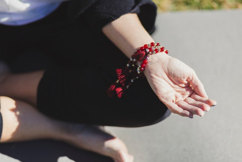 How one can put on a Pandora bracelet?